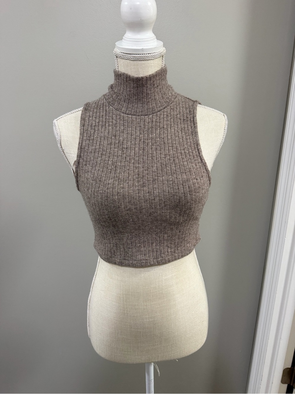 NWT Le Lis Sleeveless Ribbed Turtleneck Crop Sweater - Brown